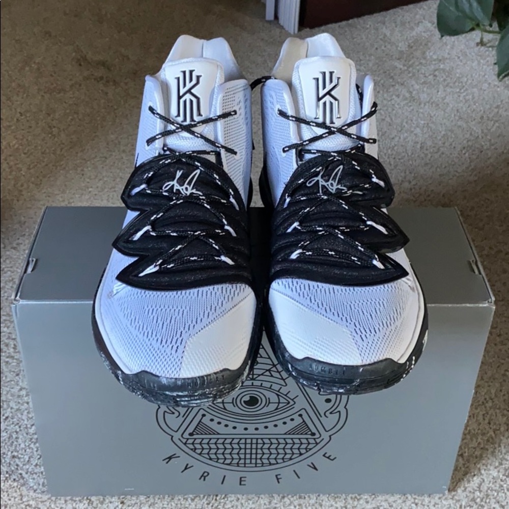 Nike Kyrie 5 Oreos 🔥🔥🔥